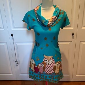 Schwing size medium tunic top turquoise and owl pattern, has pockets